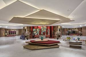 Elegante Hotellobby im Delphin BE Grand Resort mit stilvollem Dekor und modernen Lichtinstallationen.