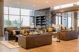 Innenansicht der Lounge des Nana Princess Suites, Villas & Spa mit Sofas, Teppichen und Bücherregalen.