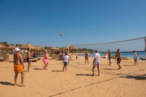 Volleyballspieler auf dem Strand im Sunrise Royal Makadi Resort.