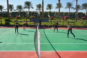Tennisspielerinnen im Sunrise Royal Makadi Resort spielen auf einem Tennisplatz.