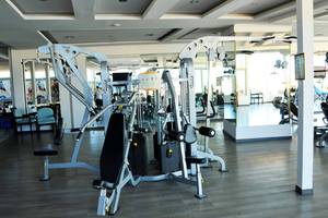 Fitnessstudio im SUNRISE Royal Makadi Resort mit verschiedenen Trainingsgeräten und Sitzgelegenheiten.