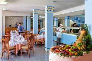 Restaurant im Bahia Flamingo Hotel mit gedeckten Tischen und Buffet.