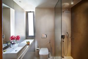 Annas House Badezimmer mit Dusche, Toilette und Waschbecken