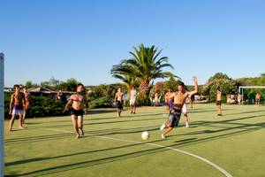 Fussballspiel von Männern auf dem Rasen von Bagaglino I Giardini di Porto Cervo