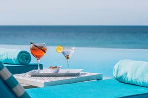 Cocktails auf einem Tisch neben dem Pool im Iberostar Playa Gaviotas Park