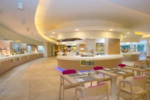 Innenansicht des Restaurants im Iberostar Playa Gaviotas Park Hotel mit moderner Einrichtung und Tisch-Set-Ups.