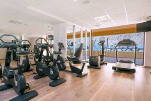 Fitnesscenter im Iberostar Playa Gaviotas Park mit verschiedenen Trainingsgeräten.