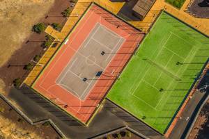 Luftaufnahme des Iberostar Playa Gaviotas Park mit Fußball- und Tennisplätzen