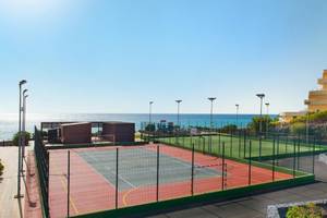 Außensportanlage neben dem Hotel Iberostar Playa Gaviotas Park mit Blick auf das Meer.