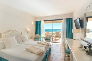 Doppelzimmer im Iberostar Playa Gaviotas Park mit Meerblick und moderner Einrichtung.
