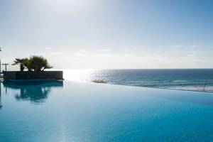 Pool mit Meerblick im Iberostar Playa Gaviotas Park Hotel