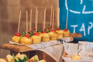 Tapas Buffet im Iberostar Playa Gaviotas Park Hotel mit kleinen Häppchen auf Stöcken.