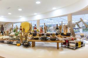 Buffet im Iberostar Playa Gaviotas Park mit einer Vielzahl von Gerichten und Getränken.