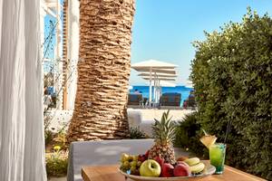 Frühstücksplatte mit Obst auf der Terrasse im Mykonos Ammos Hotel.
