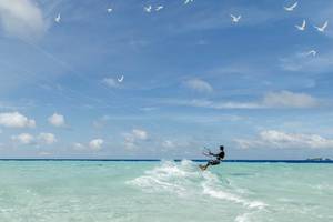 Kitesurfer im Meer bei Jumeirah Mina A'Salam Hotel