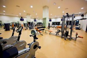 Fitnessstudio im Majestic Elegance Punta Cana mit verschiedenen Geräten und Trainingsgeräten.
