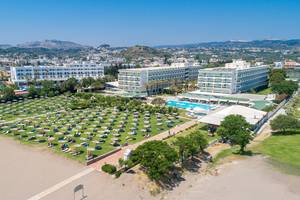 Luftaufnahme des Apollo Beach Hotels mit vielen Liegen und einem großen Swimmingpool.