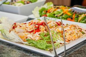 Buffetgericht im Apollo Beach Hotel mit Salat, Hähnchen und Gemüse