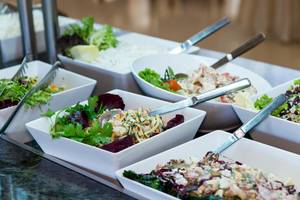 Buffet mit verschiedenen Salaten und Speisen im Apollo Beach Hotel.