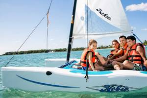 Familie auf einem Segelboot im Meer, Barcelo Maya Grand Resort