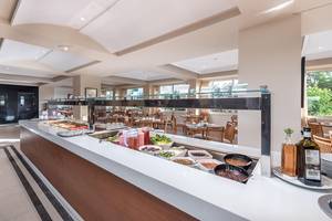 Frühstücksbuffet im Apollo Beach Hotel mit verschiedenen Gerichten und Salaten.