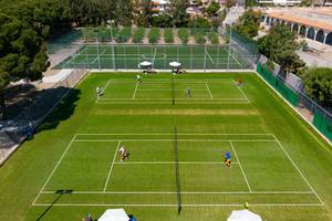 Tennisplätze im Freien beim Apollo Beach Hotel, von oben gesehen