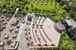 Apollo Beach Hotel Atrium mit Sitzplätzen, Tisch und Baum