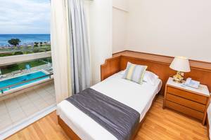 Zimmer mit Aussicht auf Pool im Apollo Beach Hotel