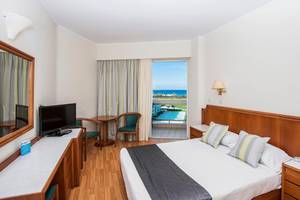 Apollo Beach Hotel Zimmer mit Meerblick, Fernseher und Schreibtisch