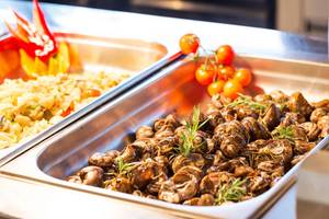 Im Apollo Beach Hotel Buffet mit Schnecken und Tomaten.