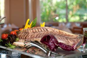 Gegrillter Fisch serviert im Apollo Beach Hotel mit Gemüse und Salat.