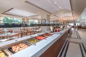 Fruehstuecksbuffet im Apollo Beach Hotel mit verschiedenen Speisen und gedeckten Tischen.