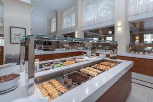 Frühstücksbuffet im Apollo Beach Hotel mit verschiedenen Gerichten.