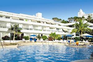 Außenansicht des Hovima Panorama Hotels mit Swimmingpool und Sonnenliegen