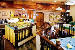 Speisesaal des Hovima Panorama Hotels mit Buffet und gedeckten Tischen.