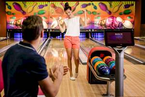 Gast genießt Bowling-Aktivität im Barcelo Maya Grand Resort.