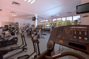 Fitnessstudio im Dreams Tulum Resort & Spa mit Laufband, Rudermaschine und Hantelbank