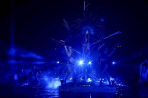 Wassertheater in Dreams Tulum Resort & Spa mit einer Gruppe Darstellern und einer Statue in der Mitte.