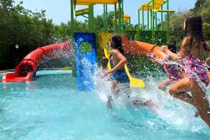 Kinder spielen und rutschen im Wasserpark des Dreams Tulum Resort & Spa.