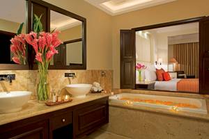 Badezimmer mit Doppelwaschbecken und Badewanne im Dreams Tulum Resort.