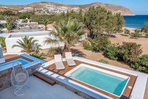 Das Sunrise Mykonos Hotel mit Außenpool und Liegestühlen mit Blick auf das Meer und den Strand.