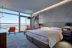 Innenansicht eines Hotelzimmers von Mysk Al Mouj mit Blick auf das Meer.