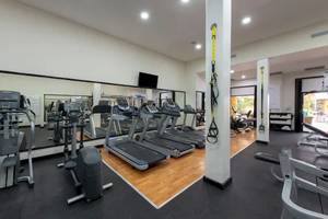 Fitnessstudio im Viva Azteca by Wyndham Hotel mit Laufbändern und Kraftgeräten.