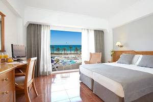 Doppelzimmer im Universal Hotel Neptuno mit Blick auf das Meer und den Strand.