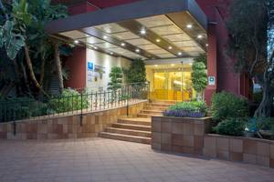 Eingang des Universal Hotel Neptuno mit Treppen und Pflanzen