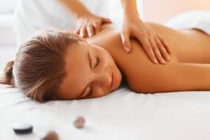 Frau genießt eine Massagebehandlung im Universal Hotel Neptuno