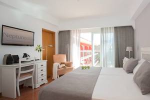 Zimmer im Universal Hotel Neptuno mit Bett, Schreibtisch, Fernseher und Balkon