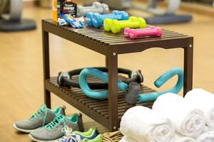 Fitness-Zubehör im Universal Hotel Neptuno, einschließlich Hanteln, Fitnessbändern und Handtüchern.