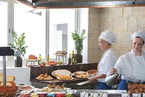 Frühstücksbuffet im Universal Hotel Neptuno mit verschiedenen Speisen und Getränken.