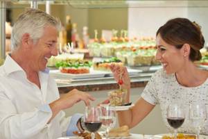 Ein Paar isst in einem Restaurant im Universal Hotel Neptuno.